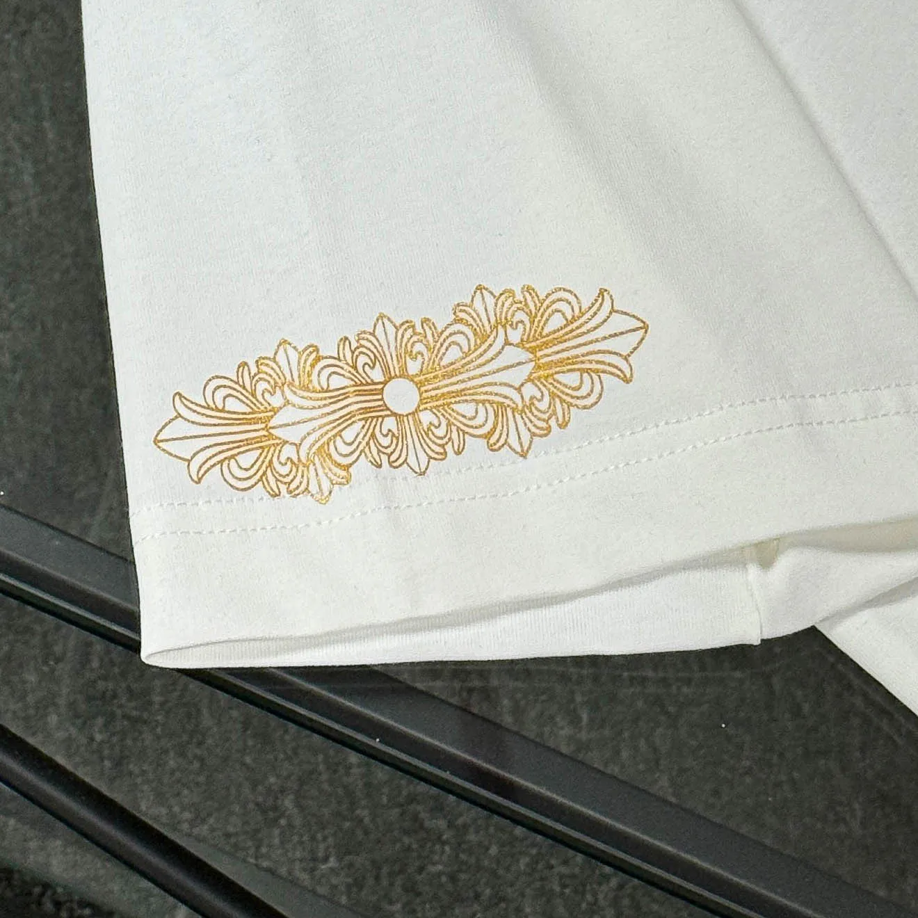 P170 Chrome Hearts 25 high version fabrics made of 300 grams of high-density cotton, no deformation, no shrinkage, complete with three labels, same style for men and women Process: imported hot stamping Color: white black SIZE: S-XL